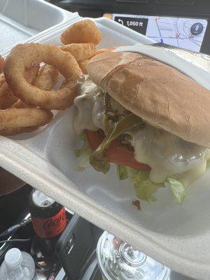 Jalapeño cheeseburger and onion rings