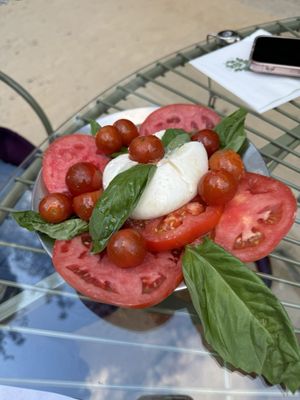 tomatoe, burrata and basil