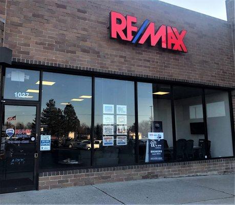 RE/MAX IMPACT is located next to the Secretary of State office in Lockport and services the Greater Chicagoland and Northern Illinois area.