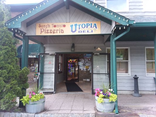 Entrance to Utopia Deli and Suzy's Tomato