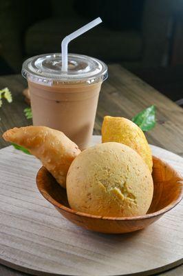 Enjoy it: Iced coffee with Pandebono and empanada