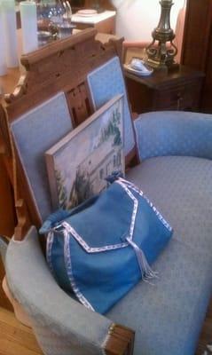 Beautiful loveseat and I want that bag!