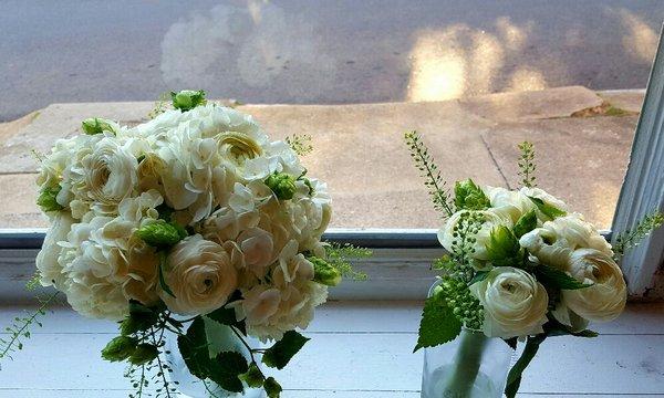 Wedding bouquet with hops for a unique touch