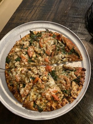 Small delicious nutty chicken pizza