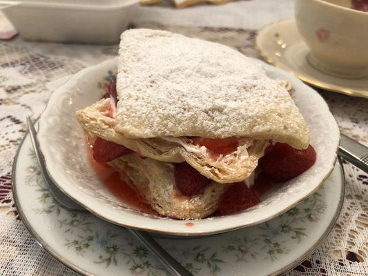 Heavenly Delight - puff pastry with cream and strawberries