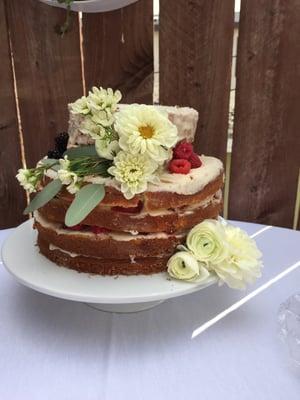 Edible or not, fresh flowers on a cake look so lovely!