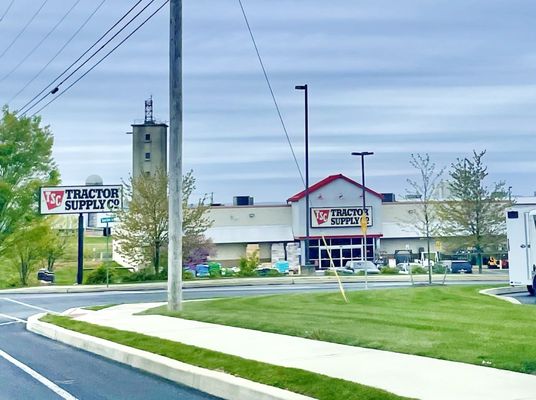 Tractor Supply, New Holland -- storefront