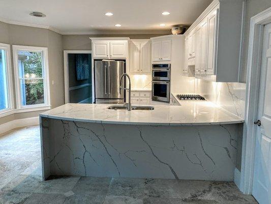 Clean layout, all electrical outlets located under the cabinets and in the pop up.