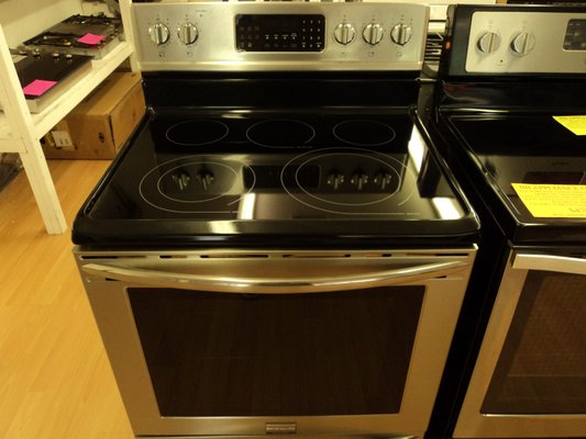 Factory Reconditioned Frigidaire Range LGEF3045KFM 30 Day Store Warranty Was $999 Now on Clearance $449