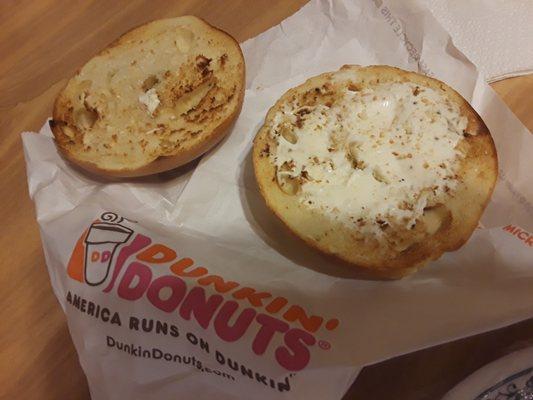 Is this the right amount of cream cheese you're supposed to get on your bagel.  The worst dunkin donuts I've ever been. Will never good bac