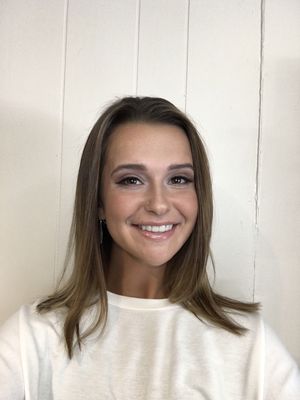 Natural looking makeup application for college senior portraits.