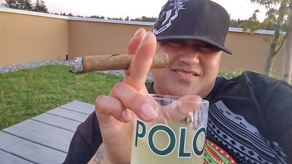 Clocked out 2hrs ago...fresh out da shower...and now chilln on tha rooftop...cheers 76!