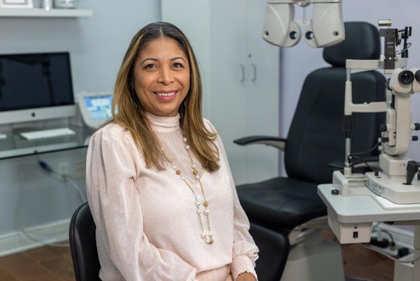 Dr. Glenda Aleman has experience of over 25 years in the field of optometry. Dr Aleman is certified on several reshaping myopia control lens