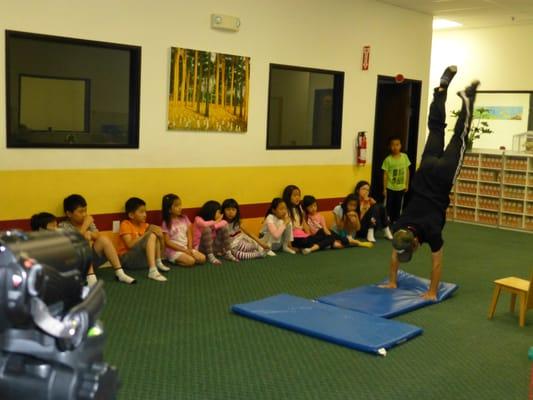 2014 Summer Camp - Peking Opera 老师示范倒立