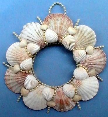 Pectin shell wreath with pearls