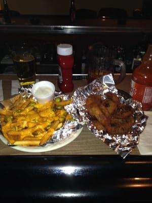 $3 for REAL onion rings!?!  Are u kidding me??? And just look at those fries...! Damn, if u like delicious bar food- get here!!!