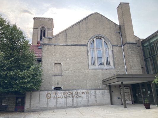 Main entrance with frontal view of wall and emblem