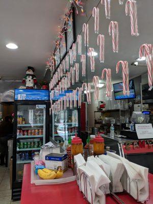 Cute Christmas decorations. The inside is surrounded by mirrors