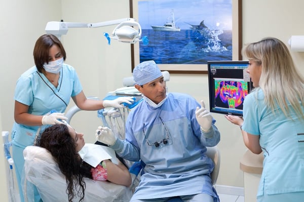 Dr. Julio Llera explaining the treatment using the latest digital x-ray technology.