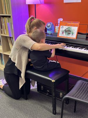 Miss Hillary guides a new student in some piano discovery! 
#musiclessonsfortoddlers #woodlandhillsca #musiceducationmatters