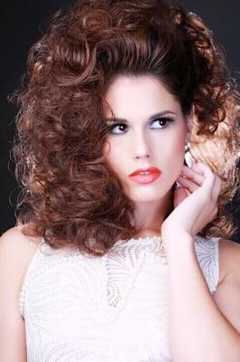 Soft big hair with curls and natural makeup