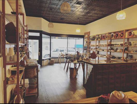 A specialty shop. Offering organic body care (men's and women's) tea, tinctures and tonics and unique home decor