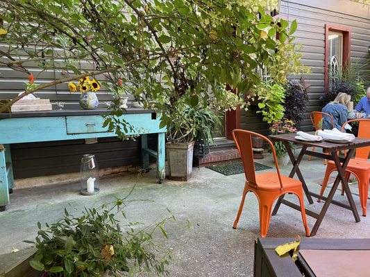 Just love the cute patio!