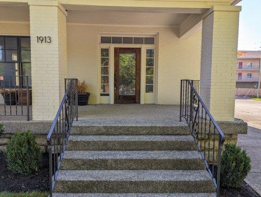 The entrance to DRS Law Personal Injury Lawyers in the Belmont / Hillsboro Village neighborhood near Vanderbilt University Medical Center