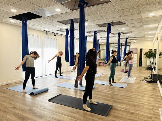 aerial yoga /full house!