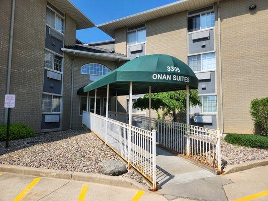 Onan Senior Suites in Waukegan