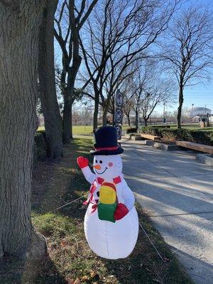 Forest View Park cheers up its users with great grounds and holiday embellishments.