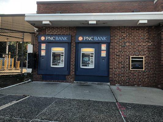 Outdoor ATMs, at the East 31st Street side of the bank. (6/25/2018)