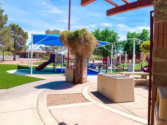 Picnic benches to sit and eat at right next to playground