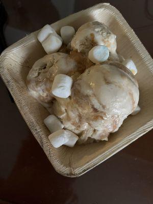 Dulce de leche ice cream with marshmallows, 2 scoops of