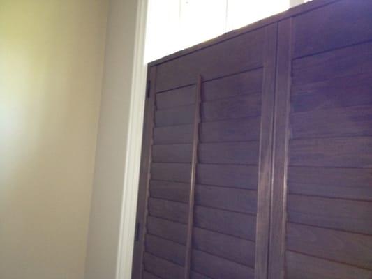 Stain shutter inside mount