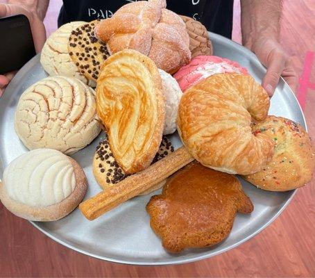 Conchas, churro, puercito, croissant (cuernito), oreja, beso