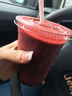 Violet dreams smoothie : Beets, carrots, kale, lemon @ strawberry...all my veggies for the day! Tastes good too