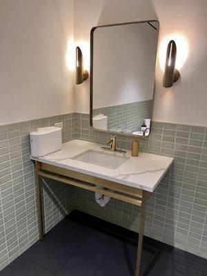 Bathroom attached to the Waterhouse