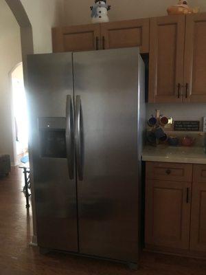 Chrome fingerprint resistant side by side refrigerator/freezer