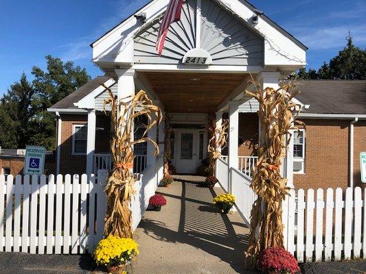 Norbert is looking fall-tastic!  Come on in.