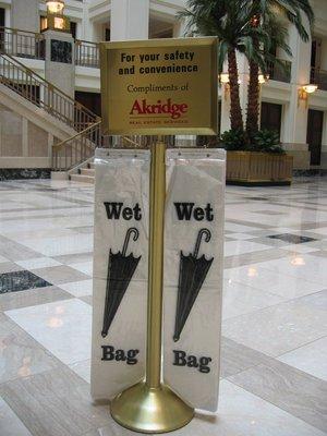 Wet Umbrella Bag Stand Premiere in Satin Gold color