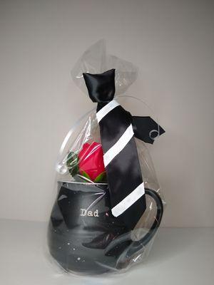 B-022 Father's Day. 18 oz. Dad cup, red rose w black white stripe tie. ssbasketsonline.com