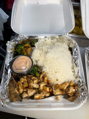 Chicken Hibachi with steamed rice, grilled vegetables & topped with house-made Yum Yum sauce