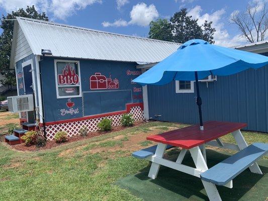 Picnic Tables and the cutest vibes