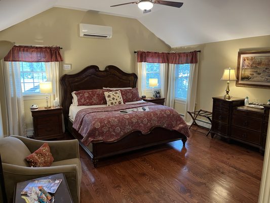 Harmony Hill bedroom (Main house)