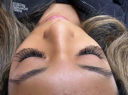 Full volume lashes