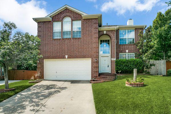 Spacious home with large backyard in Euless, TX.