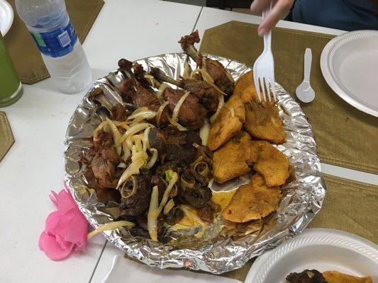 Sampler containing pork, chicken legs and fried plantains