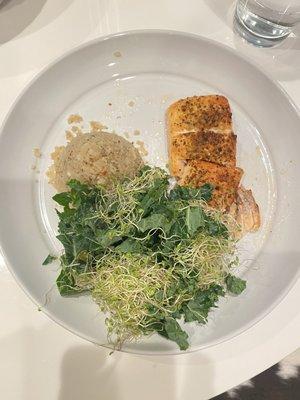 Cauliflower rice, greens and salmon (Cooking time was 10 mins)